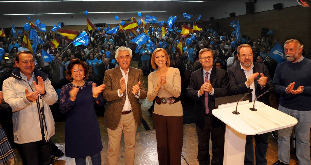 Cospedal con sus compañeros de candidatura en el acto de cierre de campaña del PP de Toledo
