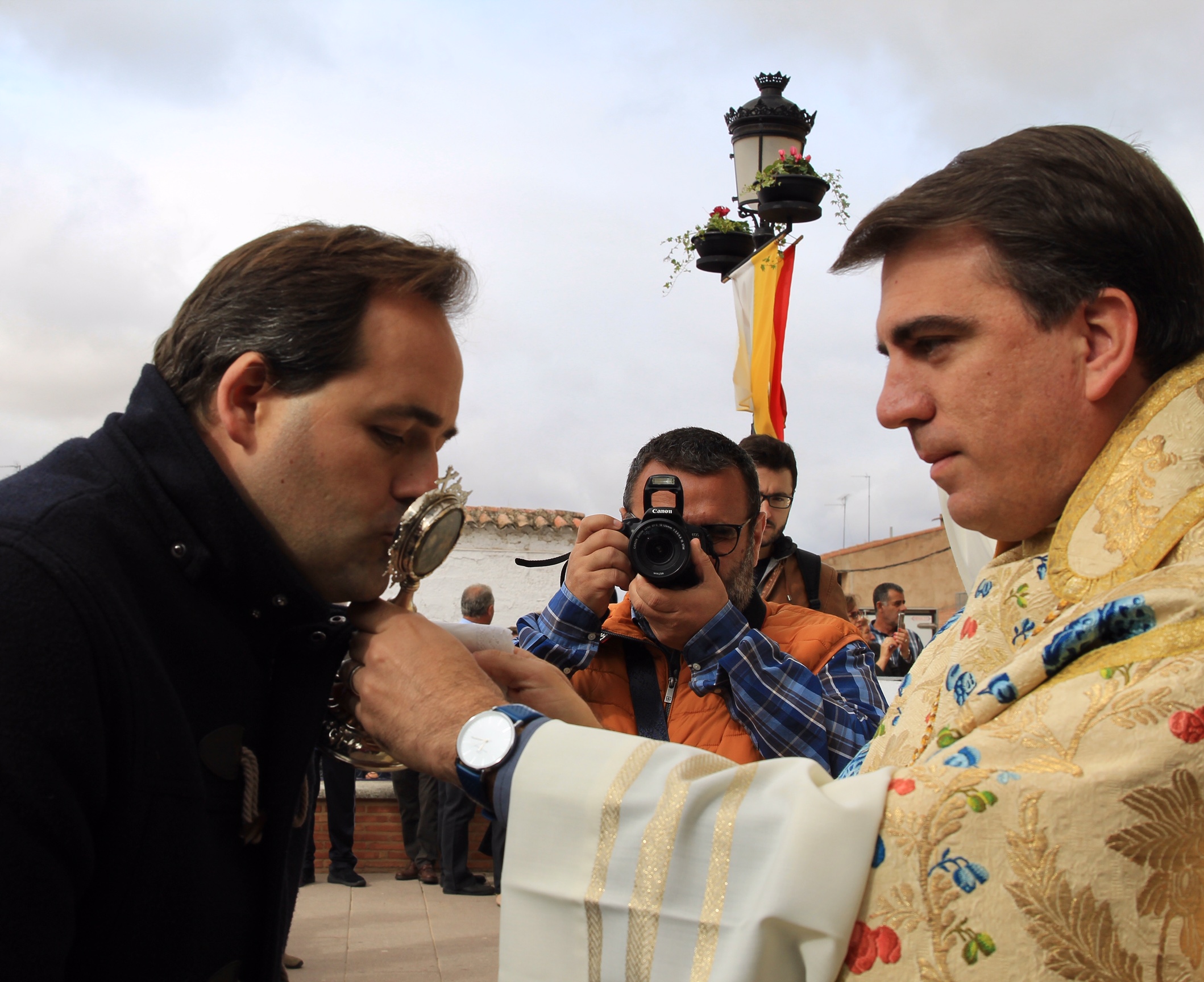 Nuñez besando la reliquia de Sta Teresa de Jesús en Malagón