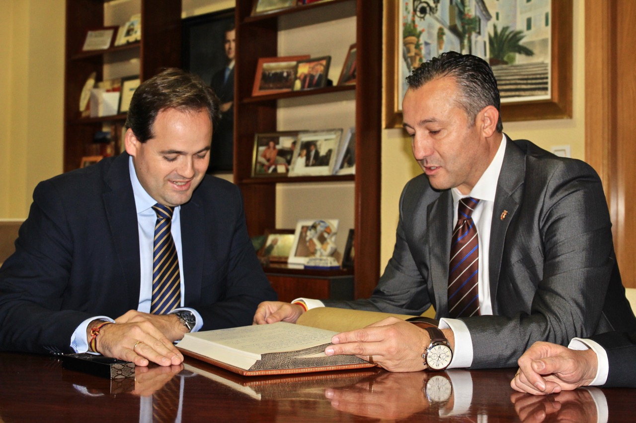 Nuñez con el alcalde de Malagón firmando en el libro de honor 