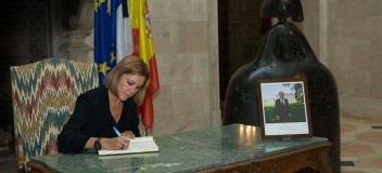Cospedal firma en el libro de condolecias en la embajada de París en Madrid