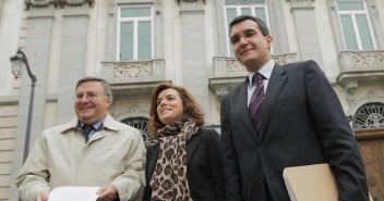 Soraya Sáenz de Santamaría junto a José Luis Ayllón y Arturo García Tizón en el Tribunal Supremo
