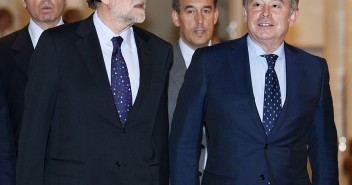 Mariano Rajoy con José Manuel Barreiro a su llegada al Senado 