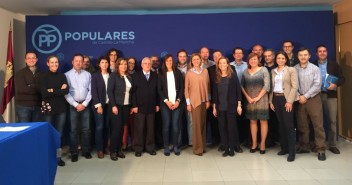 Cospedal con los miembros de la comisión de sanidad del PP de Albacete