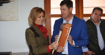 Cospedal con el alcalde de Alcadozo (Albacete)