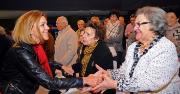 Cospèdal saludando a su llegada al acto del PP con mayores en Tarancón (Cuenca)