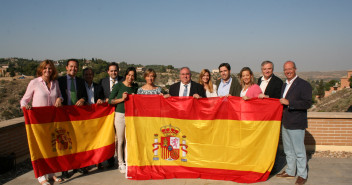 El grupo popular con la bandera nacional