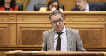 Martínez, en el Pleno de las Cortes regionales