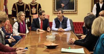 Nuñez con Román y concejales del Ayuntamiento de Guadalajara