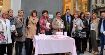 Nuñez en la mesa petitoria de la Asociación de Mujeres Afectadas de Cáncer de mama y ginecológico de Albacete (AMAC)