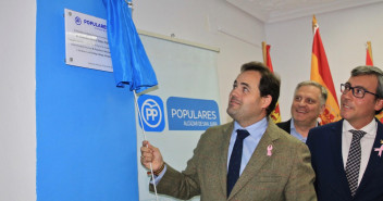 Nuñez durante la inauguración de la sede PP Alcazar de San Juan