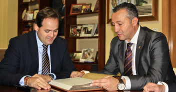 Nuñez con el alcalde de Malagón firmando en el libro de honor 