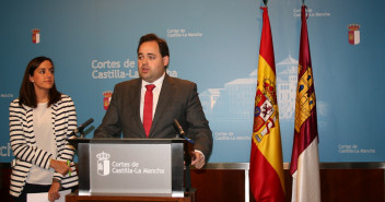 Nuñez y Roldan en rueda de prensa previa a la comisión parlamentaria