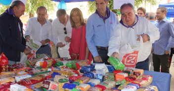 Tirado junto a Roman, Guarinos, Cañizares y Latre en la entrega de alimentos campaña NNGG de Guadalajara