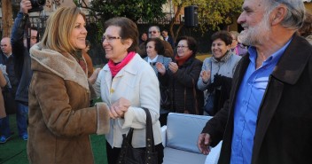 Cospedal saludando a su llegada al acto con mayores del PP de Talavera de la Reina