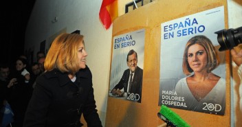 Cospedal en la pegada de carteles en Guadamur
