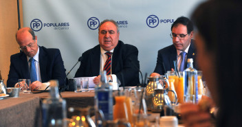 Tirado junto al presidente provincial, Benjamin Prieto y el secretario general, José Manuel Tortosa del PP de Cuenca