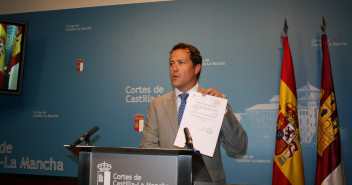 Velázquez durante la rueda de prensa previa a la comisión parlamentaria