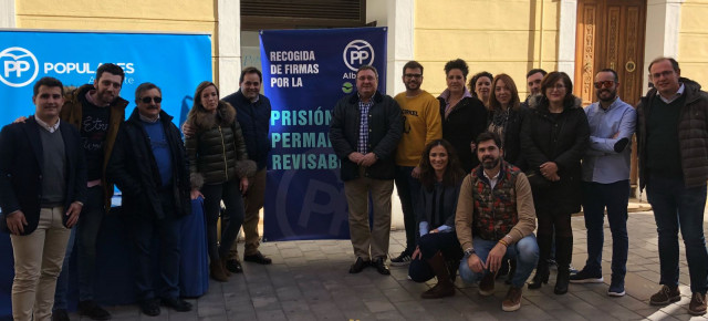 Nuñez en Almansa durante la recogida de firmas en apoyo a la prisión permanente revisable