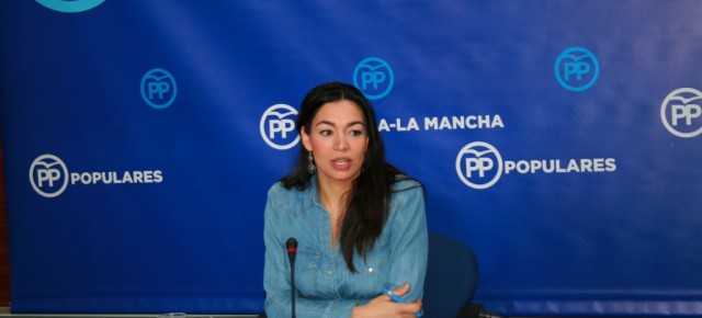 Claudia Alonso en rueda de prensa en las Cortes de CLM