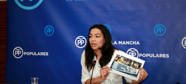 Claudia Alonso en rueda de prensa en las Cortes regionales