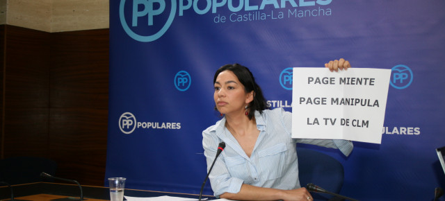 Alonso con el cartel denunciando la manipulación de la televisión regional