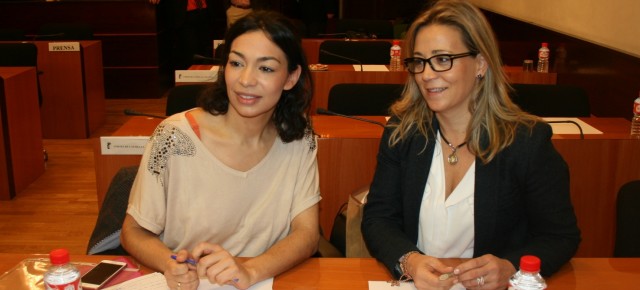 Clauida Alonso junto a Lola Merino al inicio de la comisión parlamentaria
