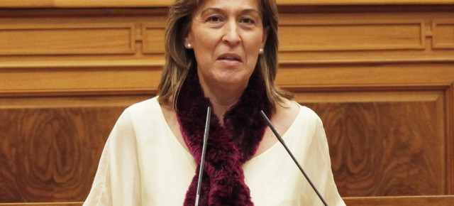 Ana Guarinos durante su intervención en el pleno de las Cortes de CLM