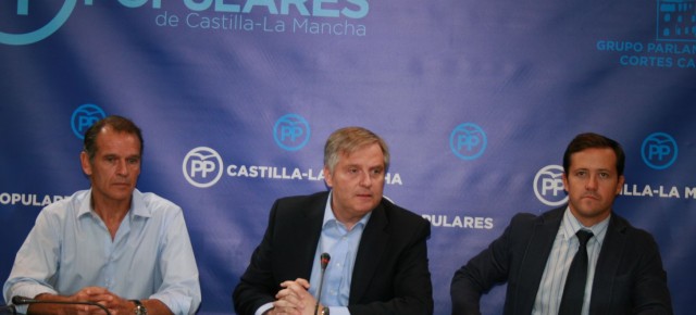 Cañizares junto a Velazquez y Lopez Gamarra en rueda de prensa