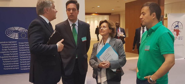 Cañizares junto a la eurodiputada Pilar Ayuso en el parlamento europeo