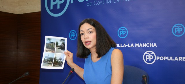 Claudia Alonso mostrando las fotos de los nuevos barracones de Page