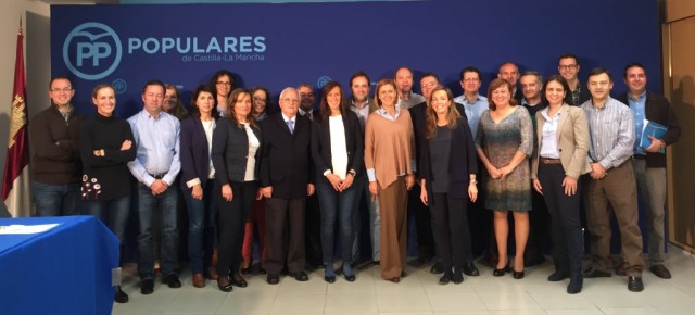 Cospedal con los miembros de la comisión de sanidad del PP de Albacete