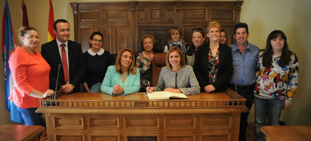 Cospedal firmando en el libro de honor del Ayuntamiento de Alberche del Caudillo (Toledo)