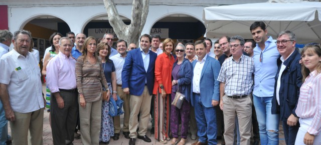 Cospedal durante la visita a la feria de Albacete con afiliados y simpatizantes del PP