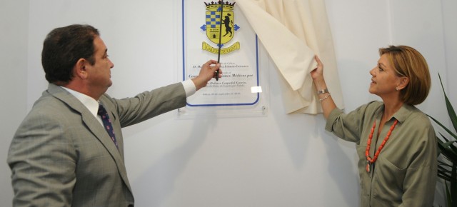 Cospedal junto al alcalde de Galvez descubriendo la placa del nuevo consultorio médico de la localidad