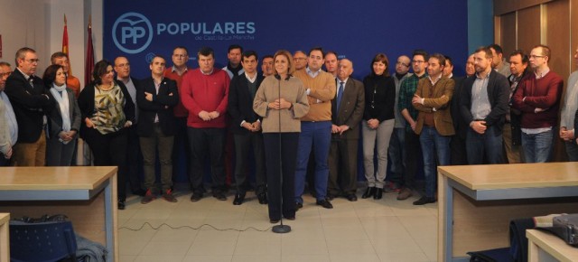 Cospedal durante la atención a los medios con alcaldes de la provincia de Albacete
