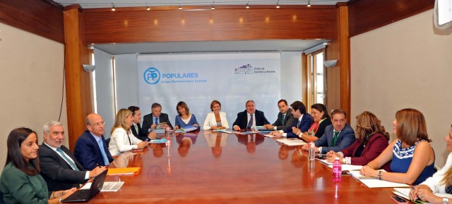 Cospedal presidiendo la reunión del grupo parlamentario popular en las Cortes de Castilla-La Mancha