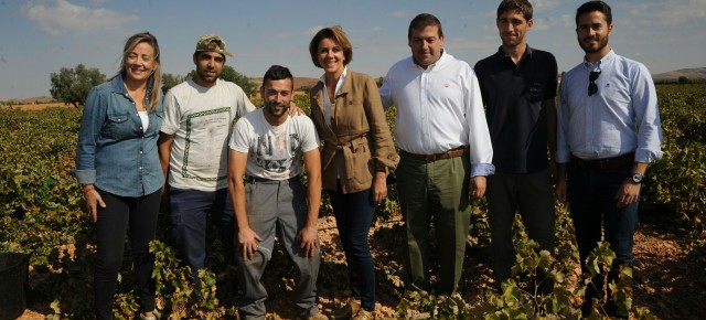 Cospedal junto a los agricultores durante su visita a una viña en Calzada de Calatrava (Ciudad Real)
