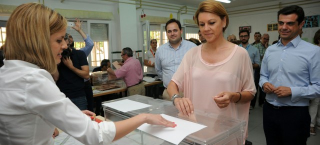 Cospedal votando en el colegio electoral de Albacete
