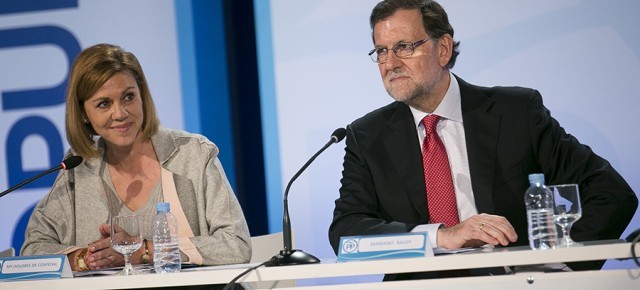 Cospedal con Rajoy durante su intervención 