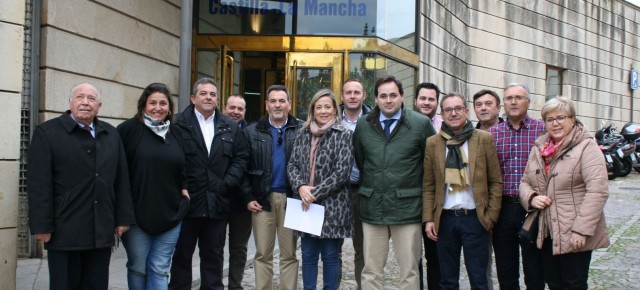 Nuñez y Merino junto al resto de alcaldes en la Consejería de Agricultura