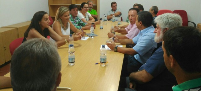 Merino durante la reunión con representantes de diversas cooperativas de la comarca de Lillo (Toledo)