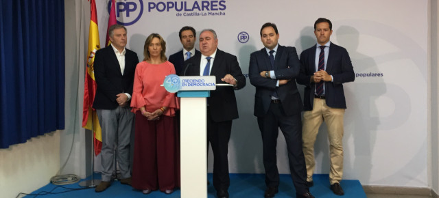 Tirado junto a la presidenta del grupo popular, Ana Guarinos, el portavoz y viceportavoces parlamentarios