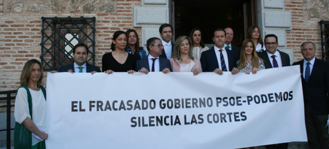 Diputados del grupo parlamentario popular en la puerta de las Cortes de Castilla-La Mancha