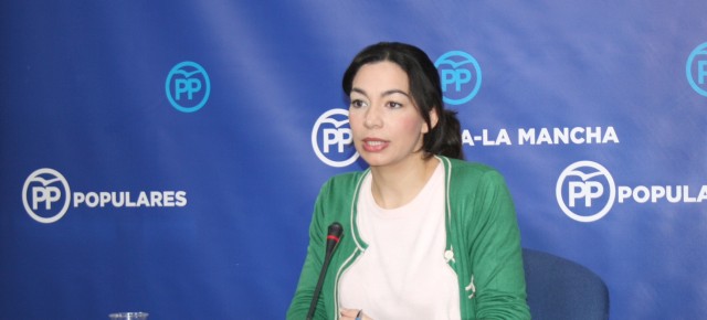 Claudia Alonso en rueda de prensa en las Cortes de CLM