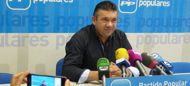 El Alcalde de Villar de Cañas, José María Saiz durante la rueda de prensa