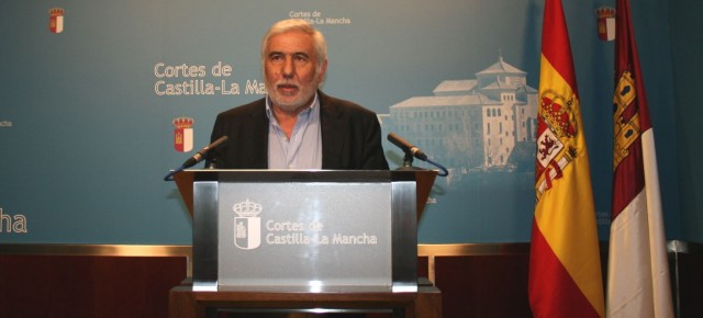 Prieto durante su rueda de  prensa en las Cortes de Castilla-La Mancha