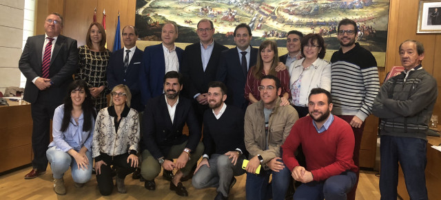 Nuñez con los concejales del PP en el ayuntamiento de Almansa
