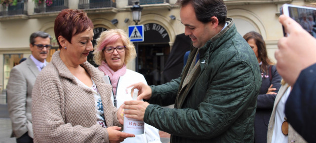Nuñez apoyando a la Asociación de Mujeres Afectadas de Cáncer de mama y ginecológico de Albacete (AMAC)