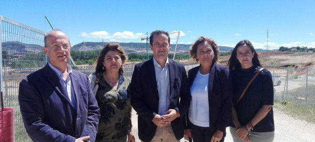 Velazquez junto a los diputados regionales por Cuenca en el solar del futuro hospital de Cuenca
