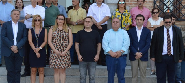 Tirado y Cañizares durante el minuto de silencio por las victimas de Barcelona en las Cortes de CLM